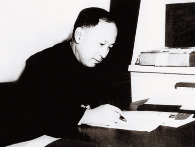 1956年，钱学森在中国科学院力学所办公室